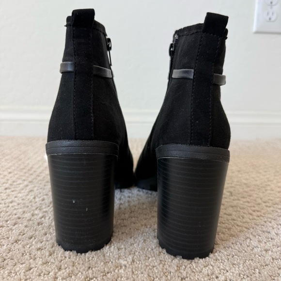 Jaclyn Smith Rubi Black Faux Suede Block Heel Rounded Toe Tassel Ankle Booties - Picture 3 of 8